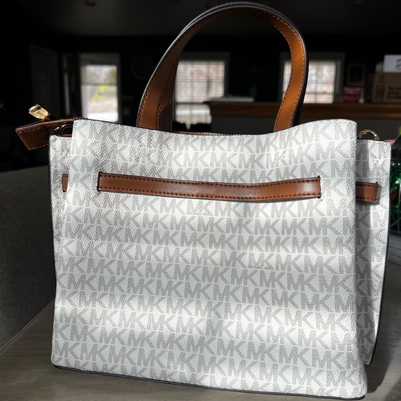 Michael Kors Emilia Small Logo Satchel. New, never carried - Picture 2 of 8